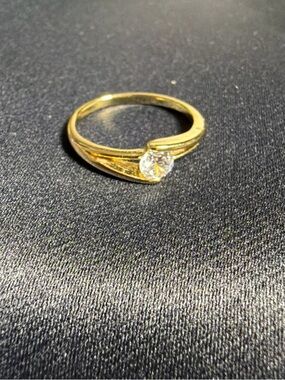 Elegant Gold Solitaire Ring with Clear Round Stone